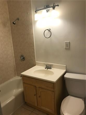 Building Photo - 202 College Dr