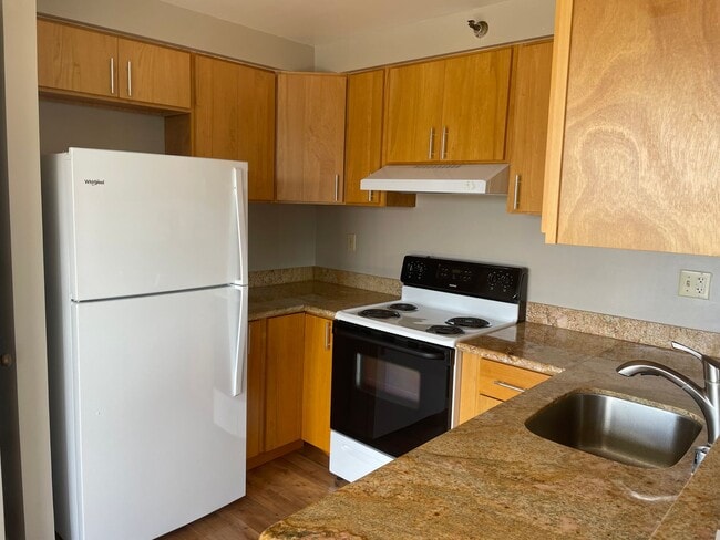 Building Photo - One Bedroom with Diamond Head Views Availa...