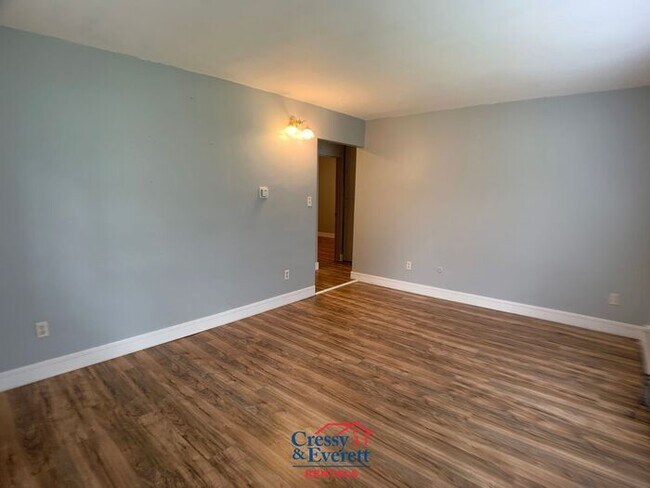 Foto del edificio - Cute 2 Bedroom Lower Unit