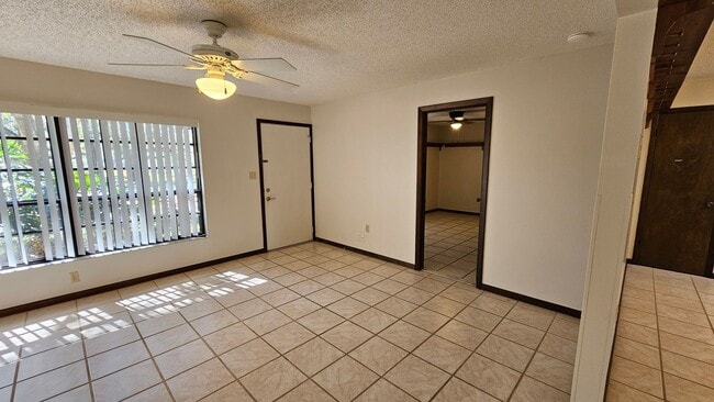 Building Photo - 3 bed, 2 bath 1 car garage