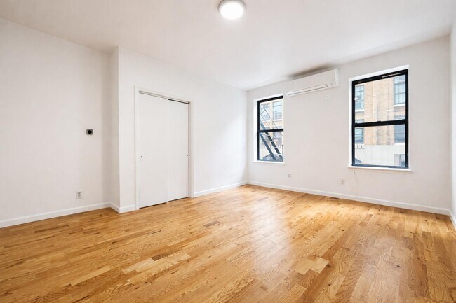 Foto del edificio - 346 W 52nd St