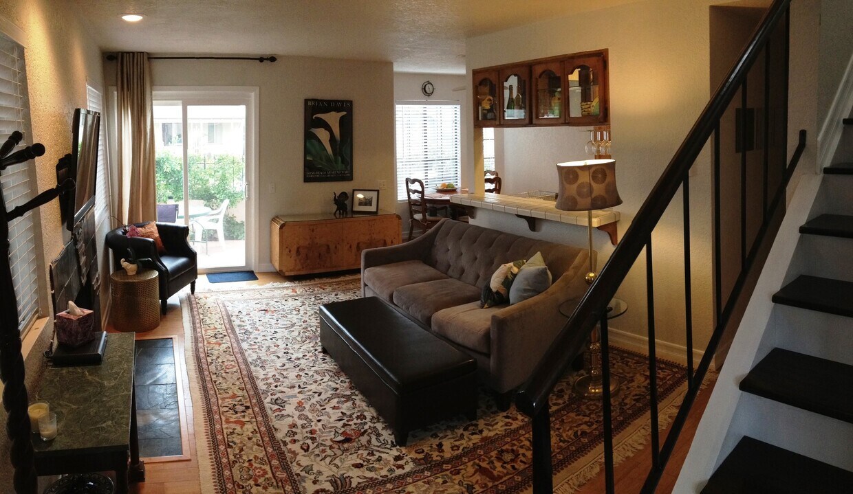 Foto principal - COMING SOON! 2 bedroom 2.5 bath townhouse ...