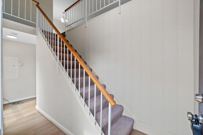 Foto del edificio - Condo in Woodside Square. 3Br / 1Ba Renovated. Garage.