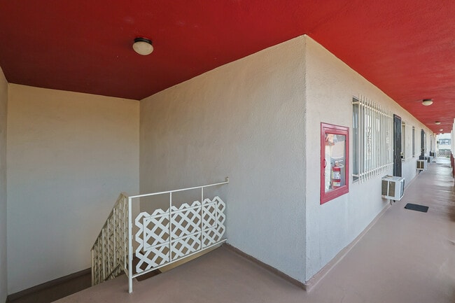 Building Photo - 2811 Menlo Ave