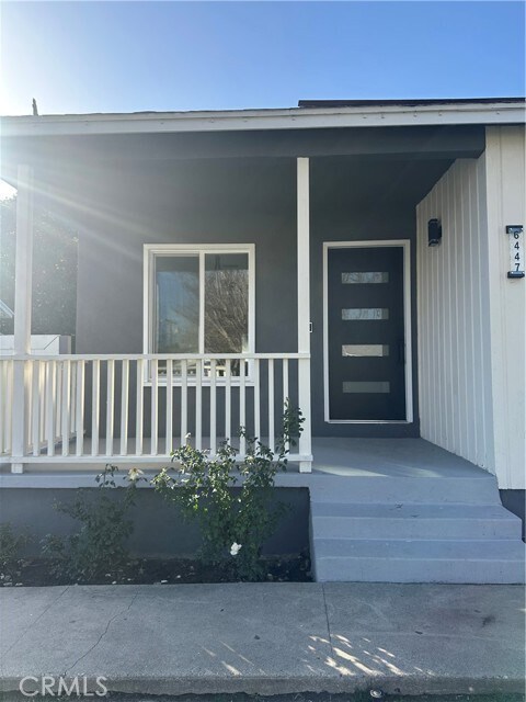 Foto del edificio - 6447 Balcom Ave