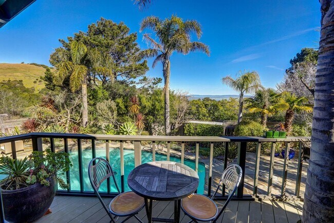 Foto del edificio - FIVE BEDROOM THREE-AND-A-HALF BATH HOME WI...