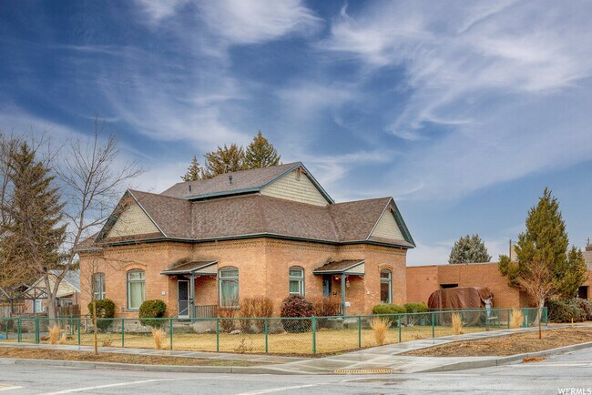 Building Photo - 96-98 S Center St