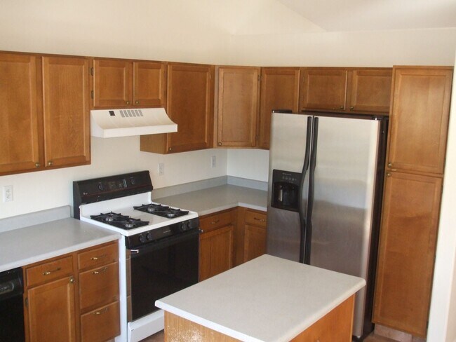 Foto del edificio - Spacious 3 Bedroom, Multi-Level Home in Ch...
