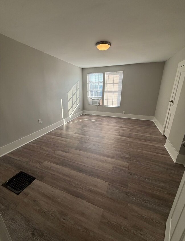 Building Photo - Close To Downtown & Vibrant Winston Attractions!!