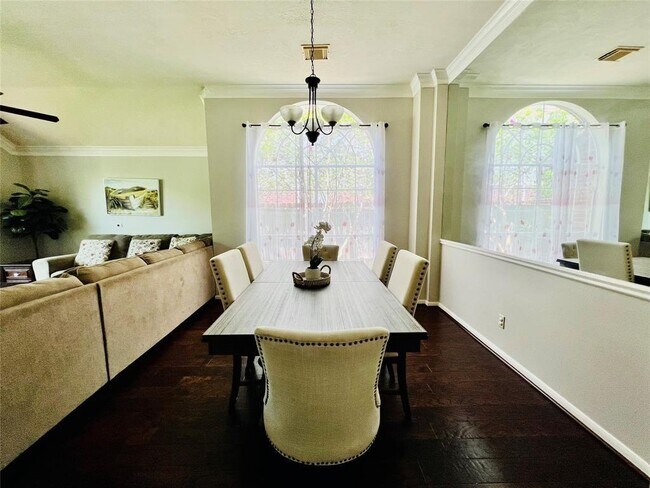 Foto del edificio - 814 Knoll Forest Dr