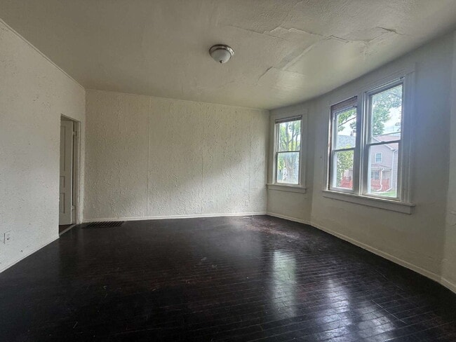 Building Photo - 1 Bedroom, 1 Bath Lower-Front Unit