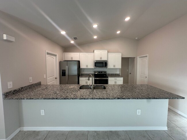 Building Photo - 4 Bedroom 2 bathroom NW Cape Coral Home- T...