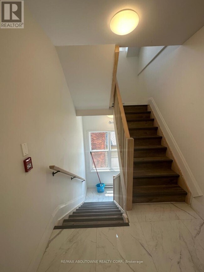 Building Photo - 66 Wellington St S