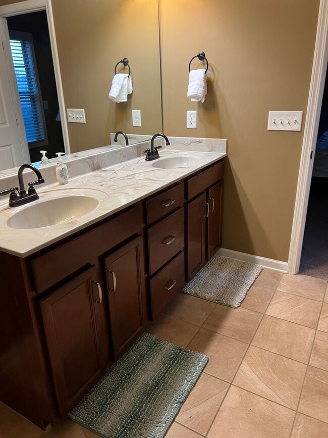 Foto del edificio - Charming 4BR House in Clarksville