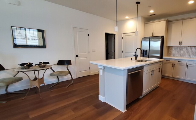 Foto del edificio - Beautiful Townhome off of Orcutt Rd w/ AC!