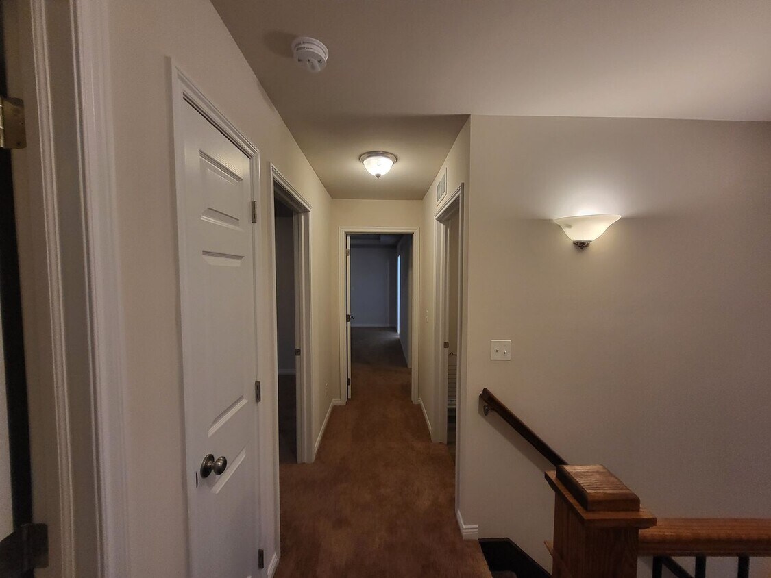 Foto principal - Spacious 4-Bedroom, 2.5-Bath Home Near Dow...