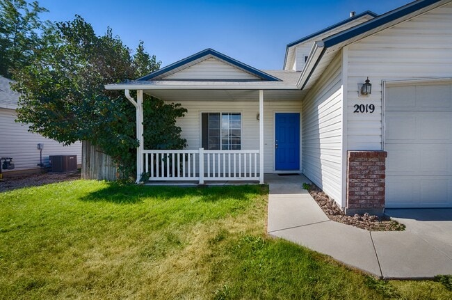 Building Photo - Close to Lake Lowell!