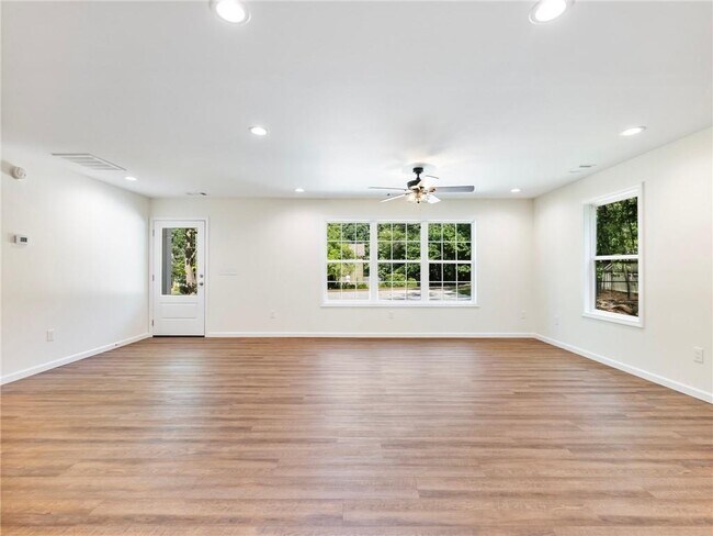 Foto del edificio - 8079 Beachwood Dr
