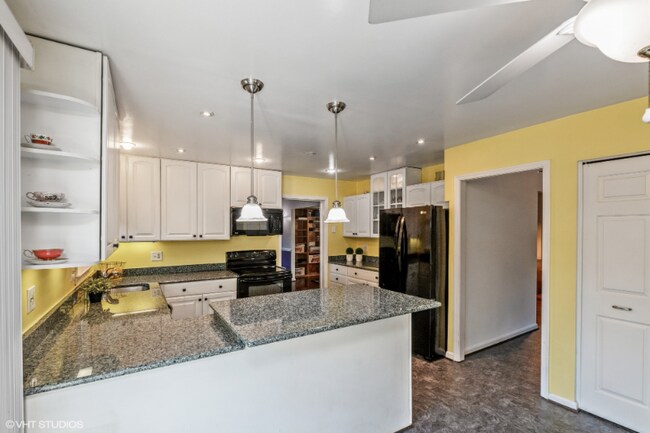 Building Photo - 7804 New London Dr