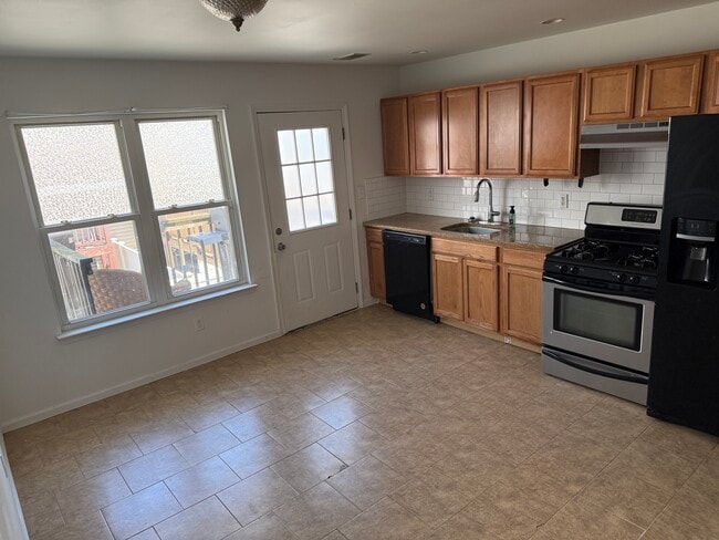 Kitchen - 240 Dartmouth Loop