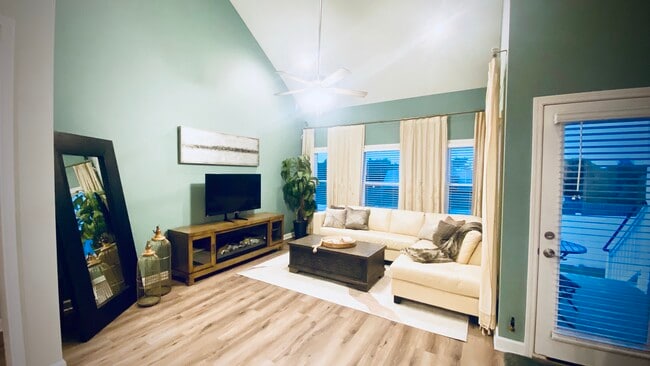 Building Photo - 537 Sarver Ave
