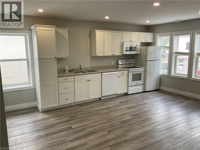 Building Photo - 98 Lorne Crescent