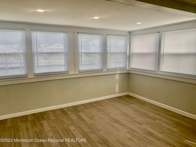 Building Photo - 209 Pine Dr