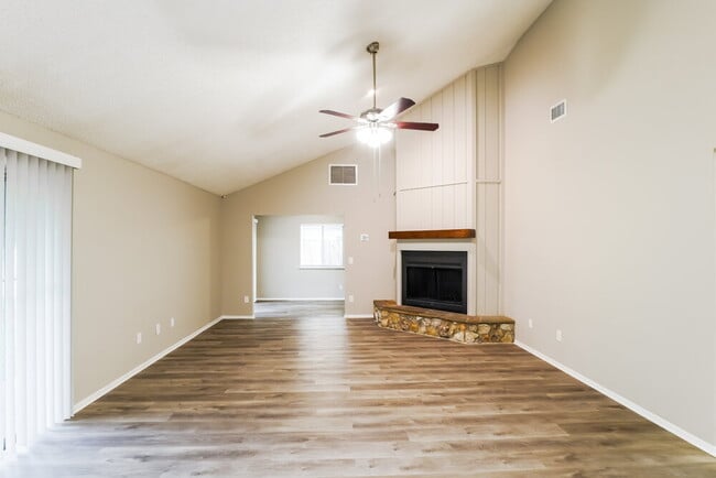 Building Photo - 1304 Sterling Oaks Dr