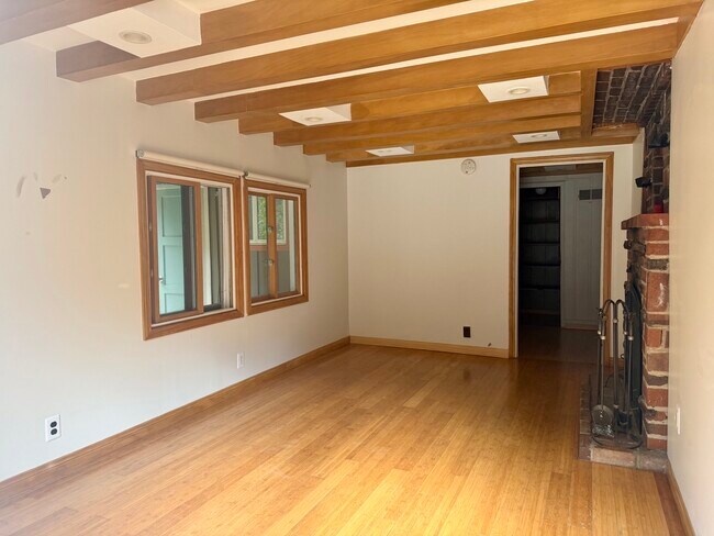 Foto del edificio - 2160 Stanley Hills Dr