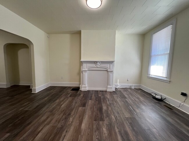 Foto del edificio - Updated 2BR Townhome with office & parking...