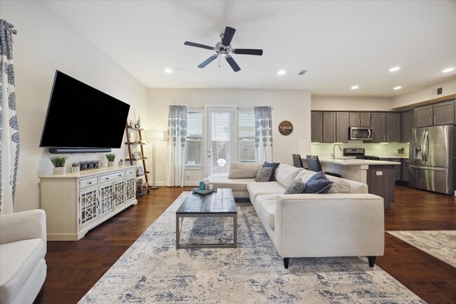 Foto del edificio - 8806 Hollister Pine Ct