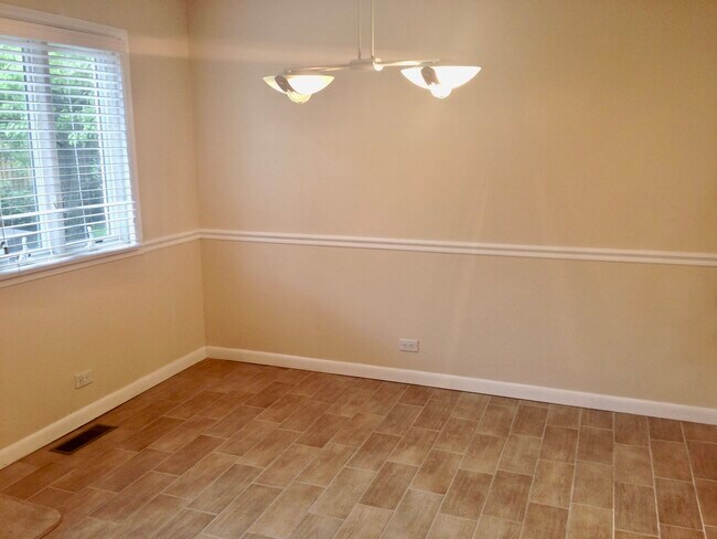 Building Photo - 1227 Manor Dr