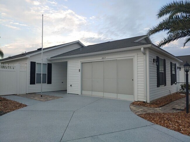 Building Photo - Stunning Location Pet Friendly 2/2 CYV