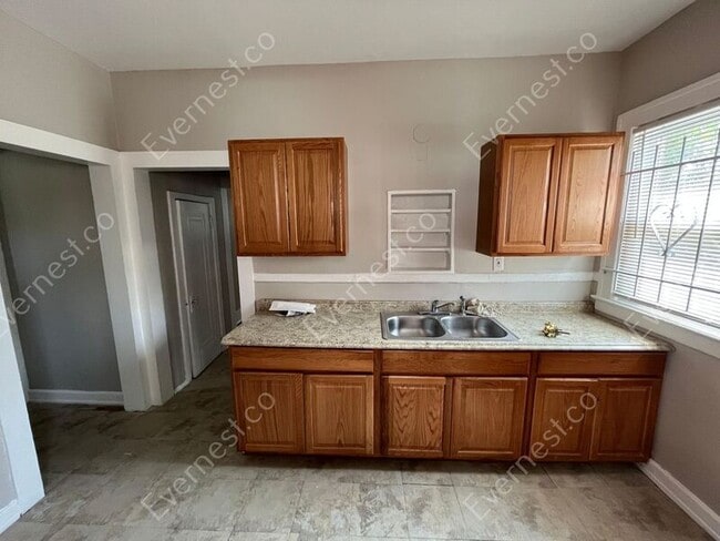 Building Photo - 163 Tuxedo St