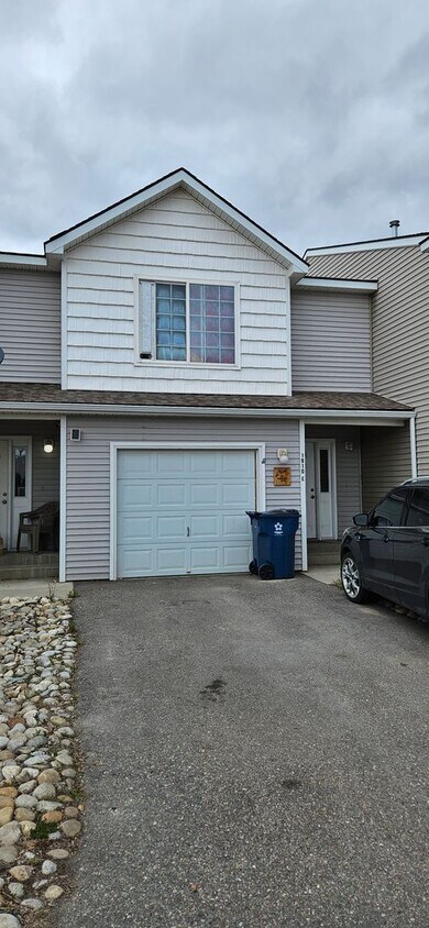 Primary Photo - Townhome with 3 bedrooms and garage!