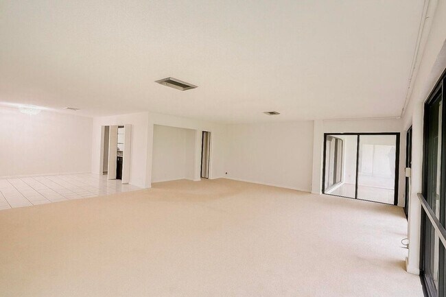 Foto del edificio - 1739 Embassy Dr