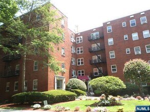 Building Photo - 2330 Linwood Ave