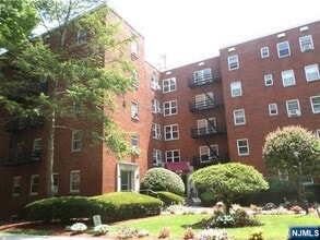 Building Photo - 2330 Linwood Ave