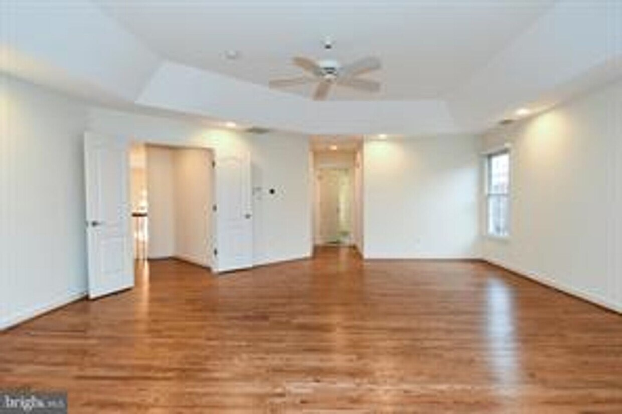 Foto del edificio - 10407 Aubinoe Farm Dr, Bethesda, MD 20814