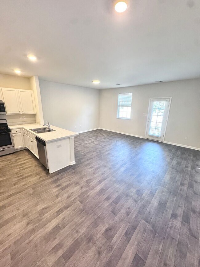 Foto del edificio - NEWER THREE BEDROOM TOWNHOME