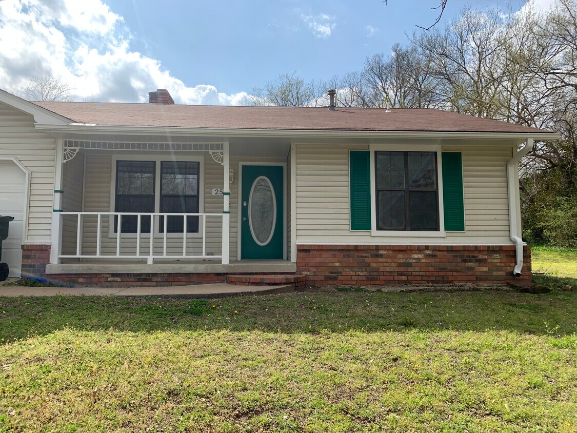 Front - 253 N Moore Ave