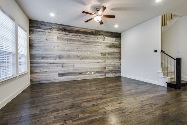 Building Photo - Exquisite colonial style townhome