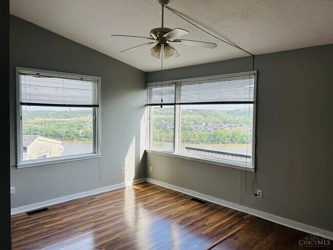 Foto del edificio - 490 Mt Hope Ave