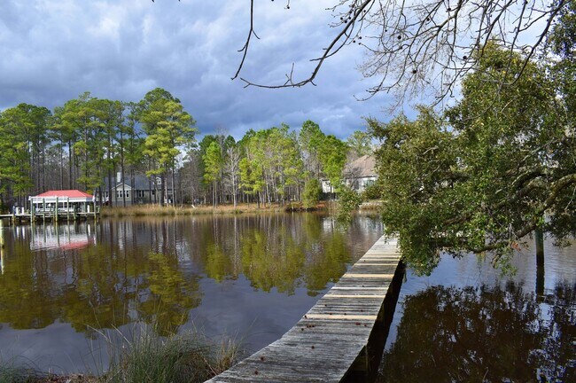 Building Photo - Great Waterfront Brick Home