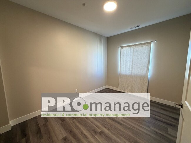 Building Photo - 2 Bd/1ba Upper-Level Apartment – Central Rexburg Location