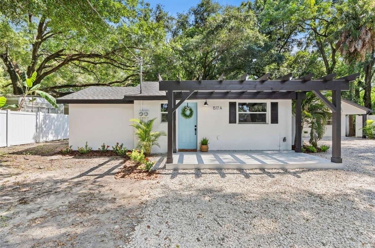 Foto principal - Charming 2BR Bungalow near Seminole Height...