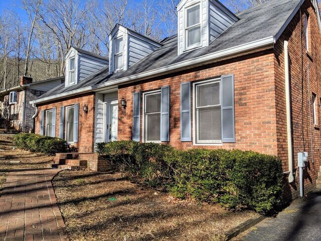 Building Photo - Montreat Rental!