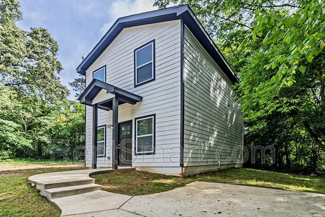 Building Photo - 114 Emily St