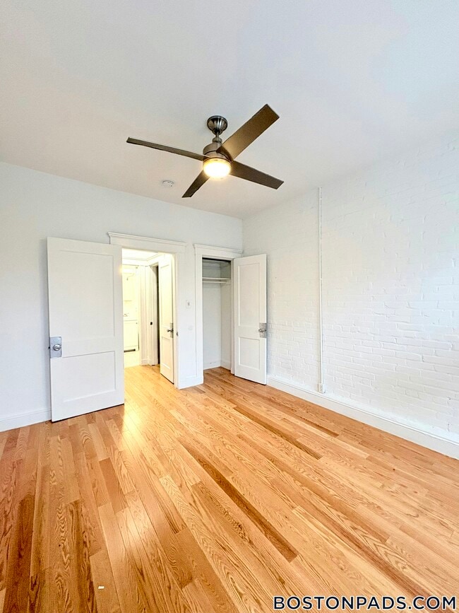 Building Photo - 121 Park Dr