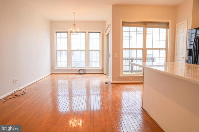 Foto del edificio - 6324 Locust Tree Ln